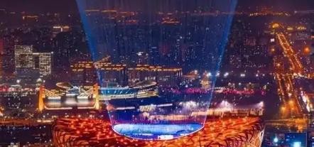 话题围绕着位于北京黄金地段的“鸟巢”展开，这座耗资22.67亿人民币，2003年