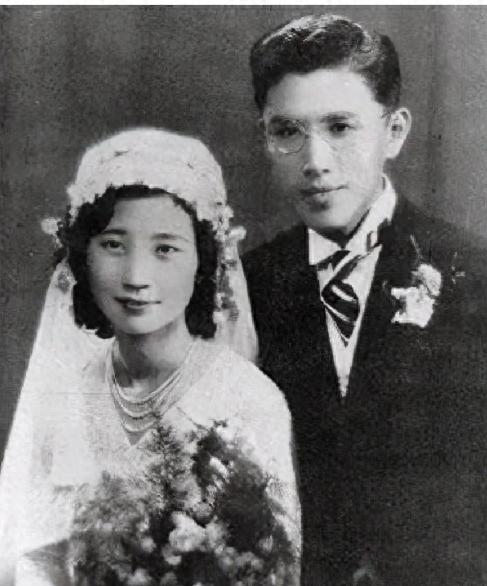 1929年，27岁清华教授周培源被催婚。朋友拿出一沓照片让他选女友。他漫不经心随
