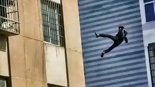 浙江，一已婚女子来到情夫出租房内约会，在此期间，女子的丈夫带着女儿前来抓奸。因害