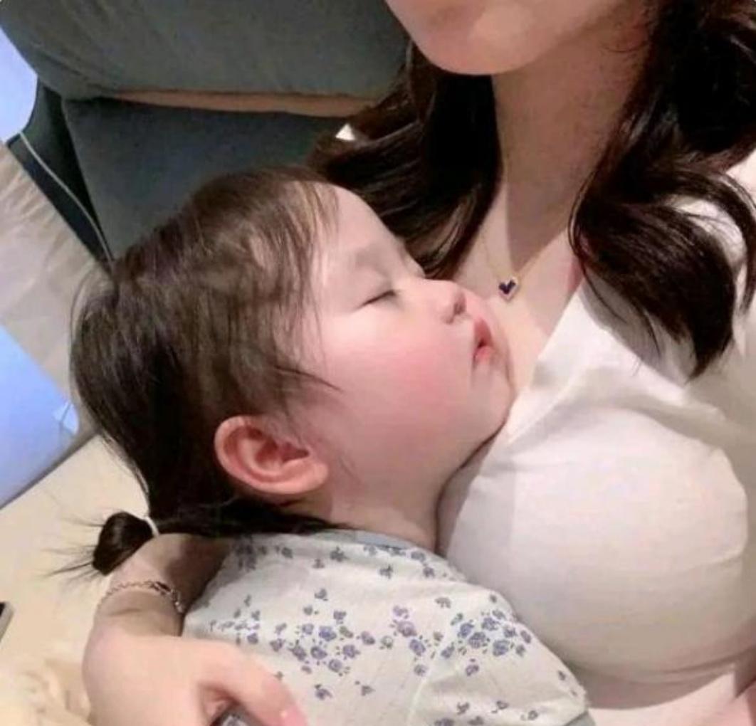 小家伙玩累被妈抱。立马就睡着。心里直打鼓。萌样超可爱。这画面，让人惊讶。真让人又