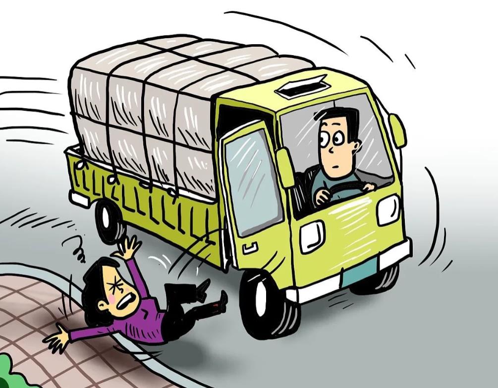 江苏徐州，男子开三轮时被一辆货车挡住去路，他发现车主没拔钥匙，便坐上驾驶位，想自