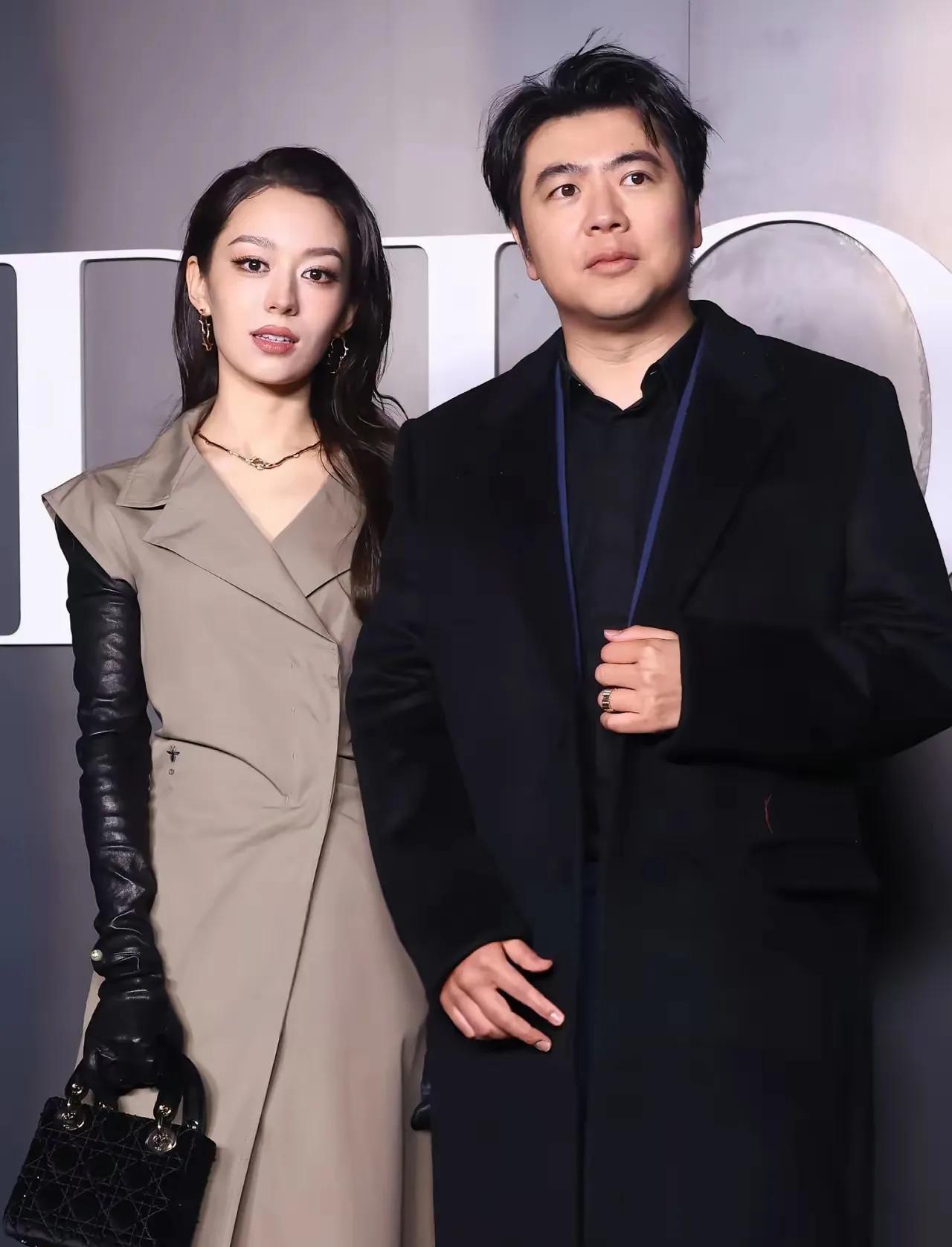 我感觉这两口子越来越有夫妻相，最显著的特点就是眼睛越来越大，大的亮光闪闪，所以大