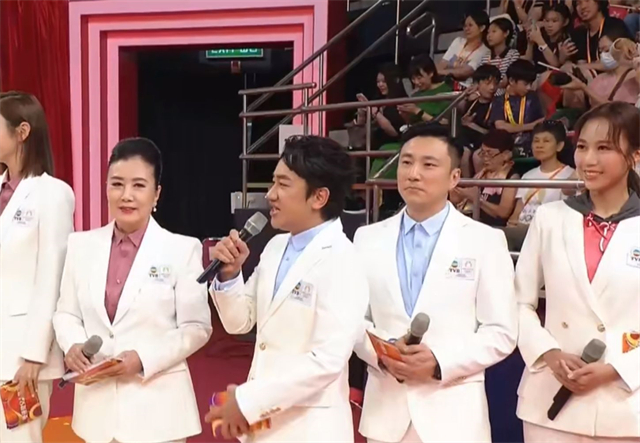 8月30日晚，2024奥运代表团访港大汇演上，内地奥运代表团得以集体亮相，与香港