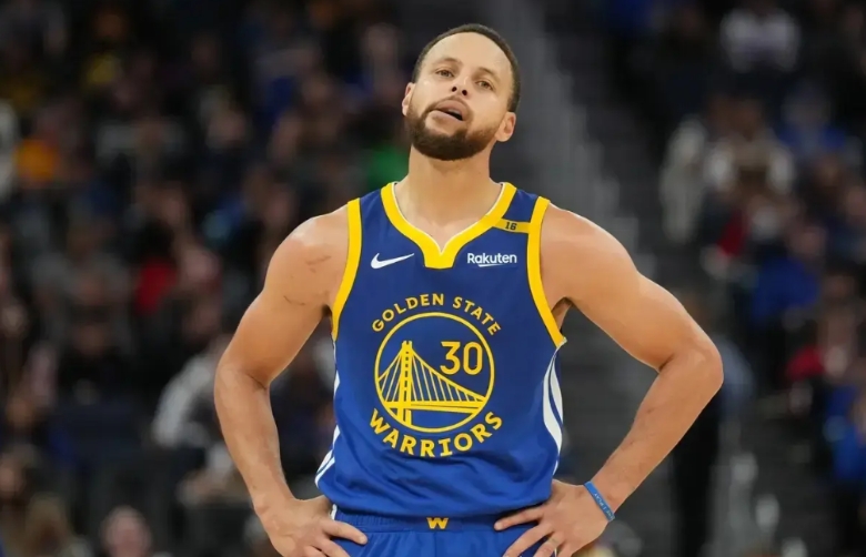 勇士113-115惜败湖人，原因如下：

 1. 库里表现出色，得38分，三分球