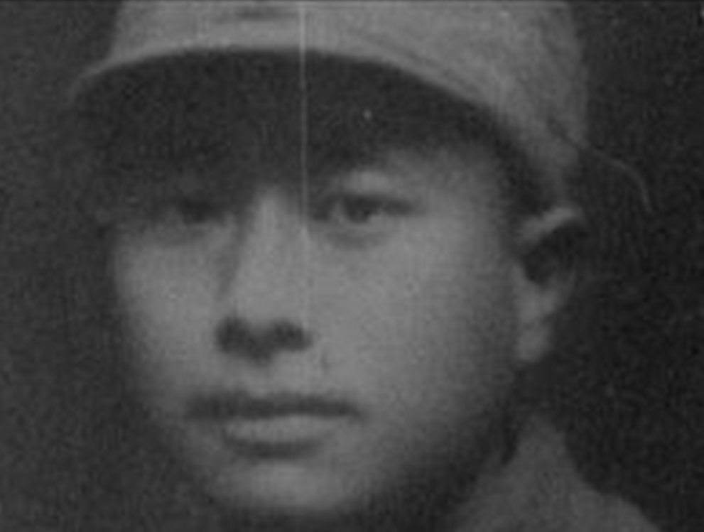1944年，一位打入敌人内部的地下党刚查完哨回到家里，伪副师长的妻子就慌张的推开