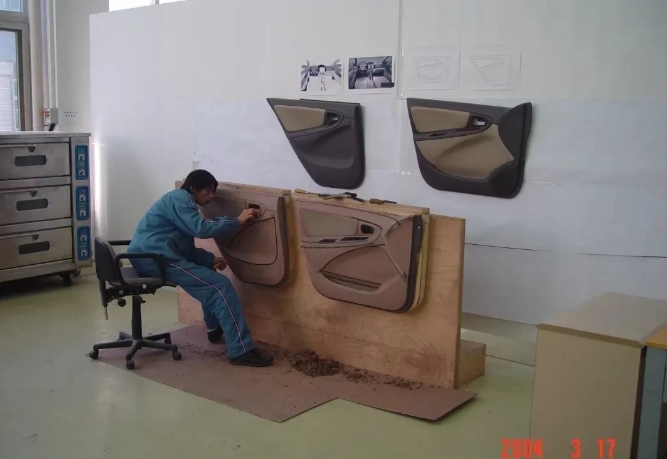 不对比还真不知道，原来当年中国汽车设计的时候是用泥巴来搞设计。这哪里是汽车设计师