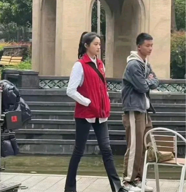 关晓彤这裤子没人能驾驭的了吧