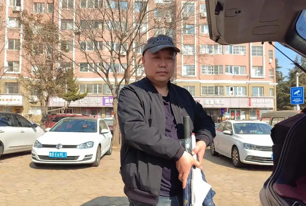 在高速公路上，一辆货车突遭爆炸，火光冲天，周围的人无不胆怯地退避。就在生死瞬间，