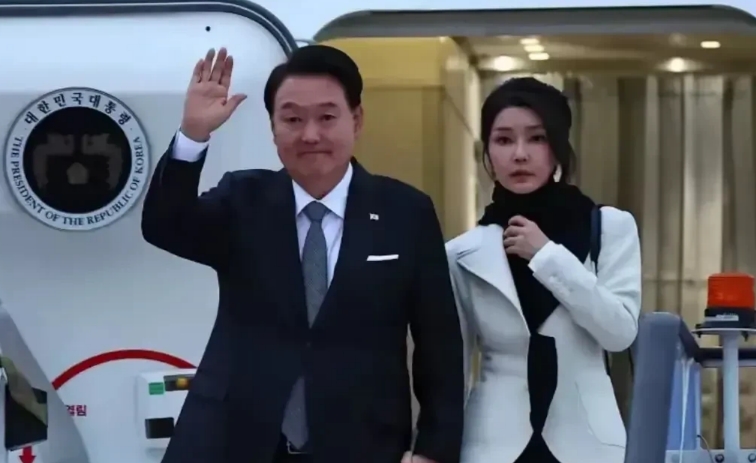 韩国总统尹锡悦的手机通话记录被查，因为其妻子金建希多年来一直没有生育，在家中养了