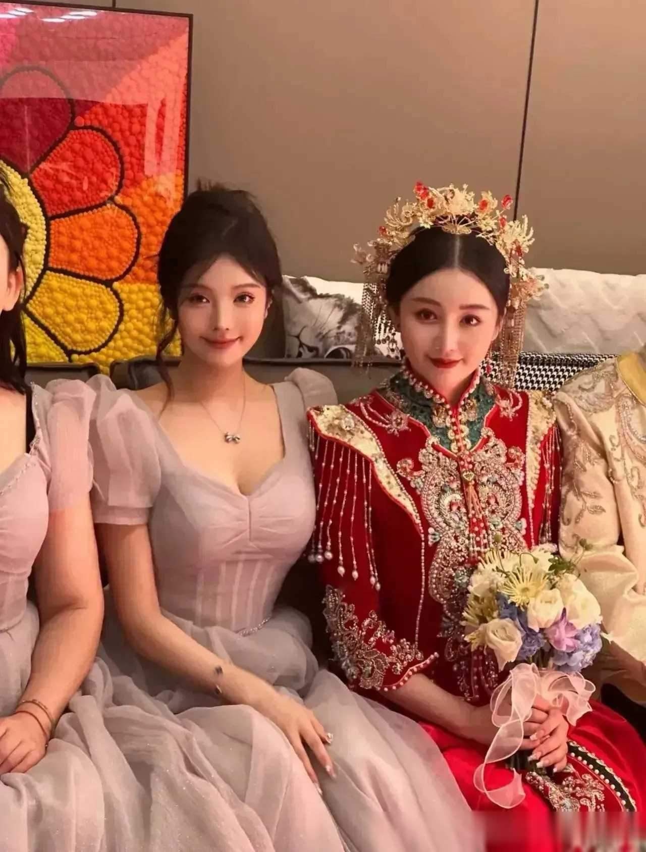 哎呦喂，看着伴娘已经非常努力在抢镜啦，但可惜实力差距还是比较大哦。大家来说说看，