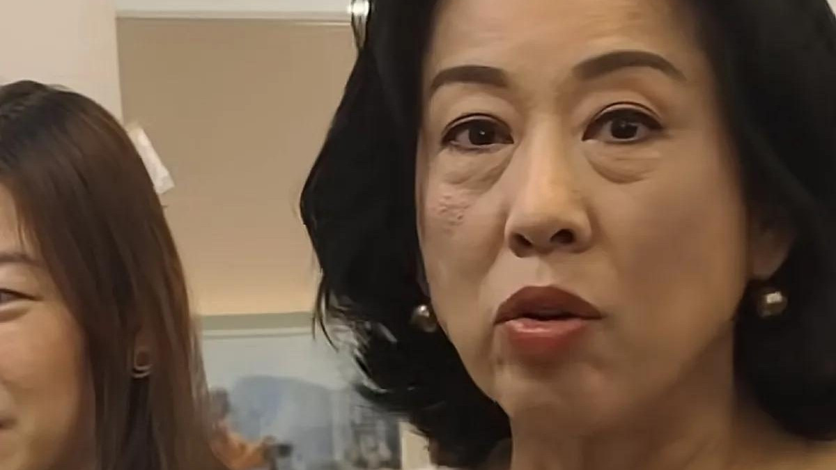 66岁朱玲玲现身海港城，近看皮肤发紫眼袋重疑没保养，无贵妇气质