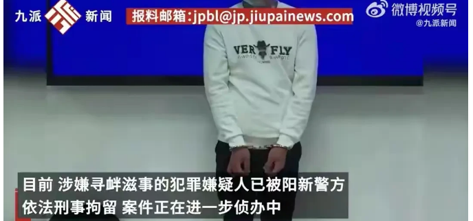 湖北黄石，一男子多次当街朝男学生身上泼粪，男子被抓以后，说自己不敢朝成年人身上泼