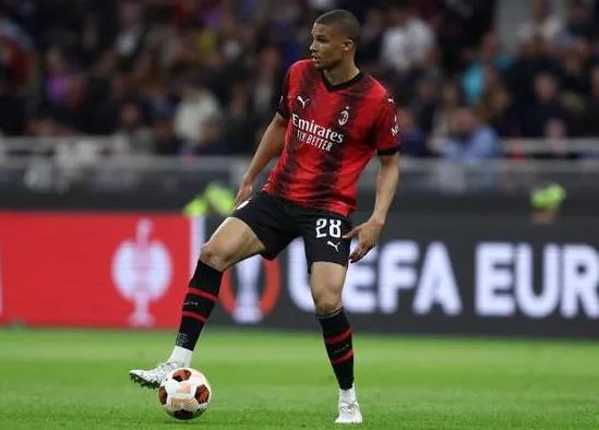 丰塞卡拿米兰做实验？
意甲才达了13场，欧冠才4场，丰塞卡已经换了很多次米兰中后