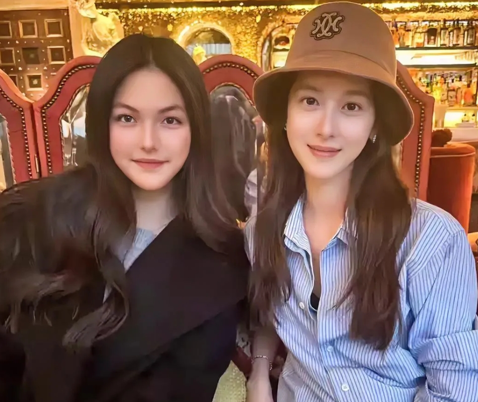 王诗龄和章泽天
两人在一场时尚晚宴偶遇！
一个15岁穿着价值不菲的毛呢大衣，一个