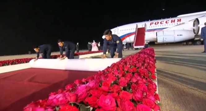 今天凌晨普京大帝到朝鲜访问，朝鲜也是给普京最高礼遇，接机现场红毯鲜花铺满大街。金