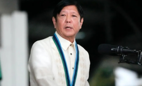 小马科斯，菲律宾的富二代，背负着家族的光环走上政治舞台。2022年，他以惊人的速