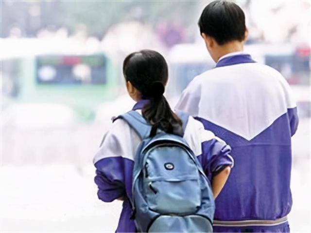 福建福清，13周岁男孩向同班女同学表白后，二人确定恋爱关系。恋爱三个月后，二人在