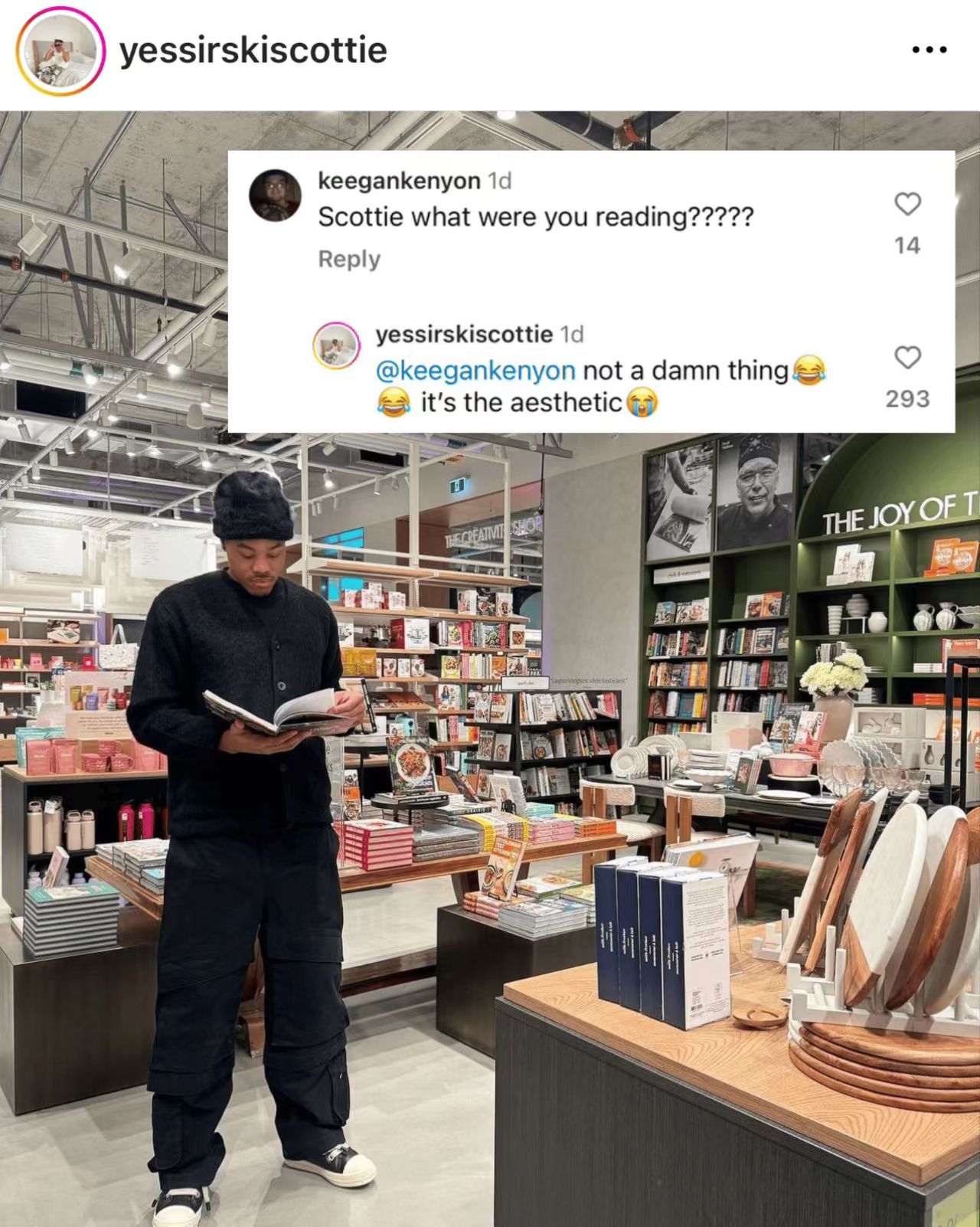 今天猛龙队的球员斯科蒂-巴恩斯在社交媒体上发布了一条动态，是他自己在图书馆拿着书