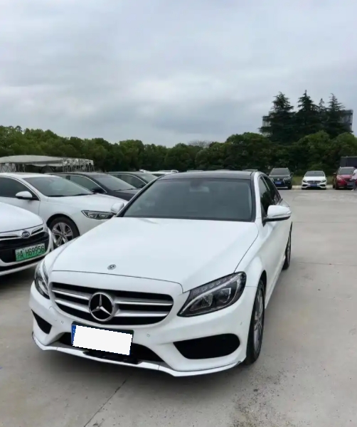 
这就是没钱硬买豪车的结果。这次陪同事两口子去买车，真发现什么叫做没钱硬装了。