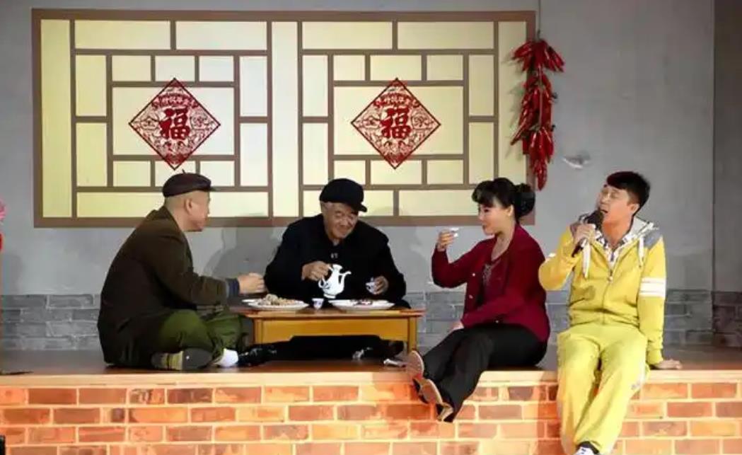 2012年，哈文作为新任央视春晚总导演来了个大换血，刷掉了赵本山的相声，导演组扬