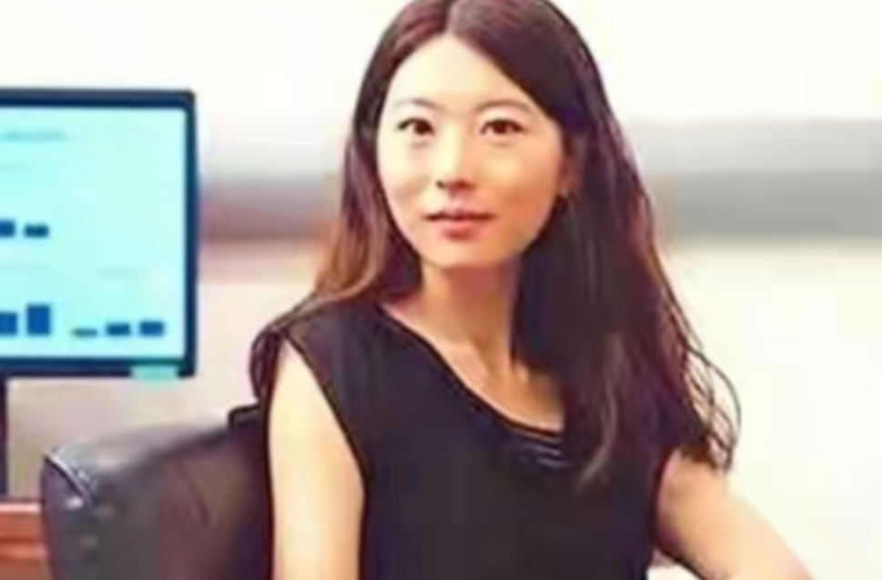 “我宁愿在美国住下水道，捡垃圾、洗盘子也不会回中国！”谁能想到，说出这句话的人曾