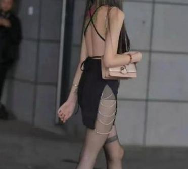 今儿个在马路上，我瞧见几位超时髦的阿姨。这年头，阿姨们的穿搭是越来越大胆啦！一个