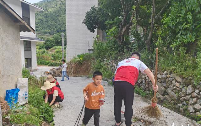 在大学生志愿者的带动下，群众纷纷加入清脏治乱行动。
刚刚回到家乡饶平县新丰镇，