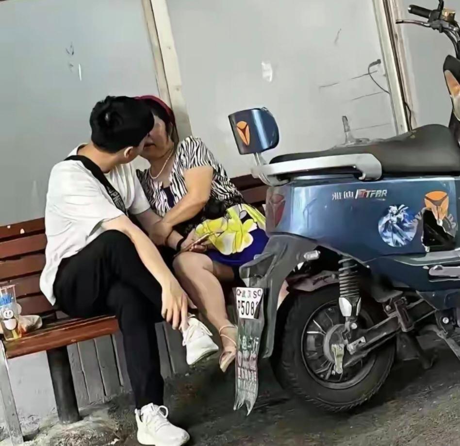今日笑点：小伙子，你为了得到那部小电驴，也挺拼的。！哈哈哈哈！[呲牙笑]