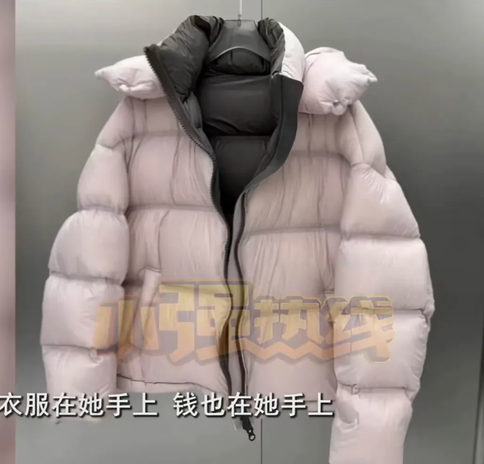 “吃相太难看！”浙江杭州，一女顾客网购1350元的羽绒服，穿了20多天，衣服弄脏