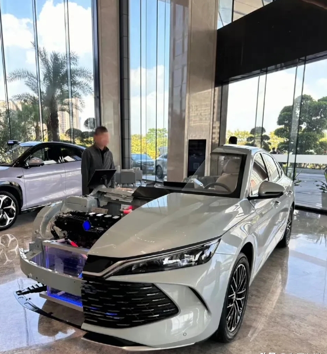 一辆9万多元的汽车，比亚迪直接将它切成了两半，让消费者能从里到外看个仔细。
像这