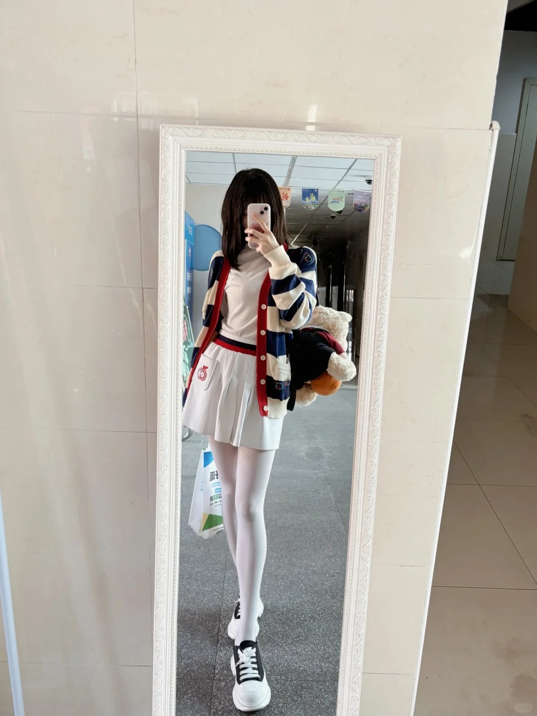 浙大日记/寝室一楼的衣冠镜=女大学生诱捕器
没有一个人能经过忍住不照镜子
楼长阿