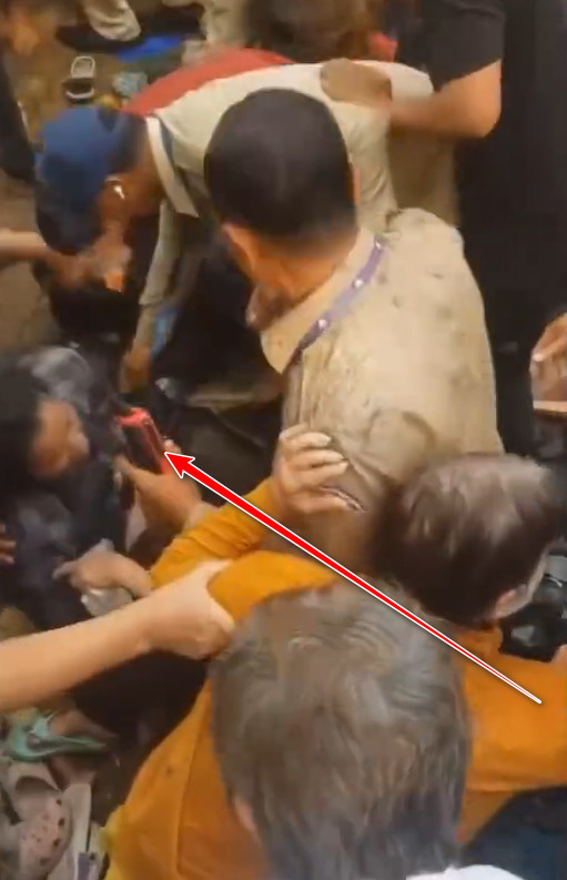 外国富豪发钱，吸引数百人哄抢，出现意外