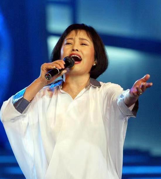 国家一级演员，会31种语言，如今成女总裁