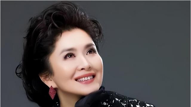 跟著名导演离婚30年后，回顾她的人生，只一个飒字了得！