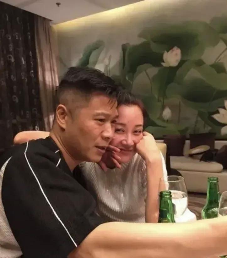 55岁许晴现身私下聚会。

容颜不老，状态极佳，逆生长女神。

难怪被传有公
