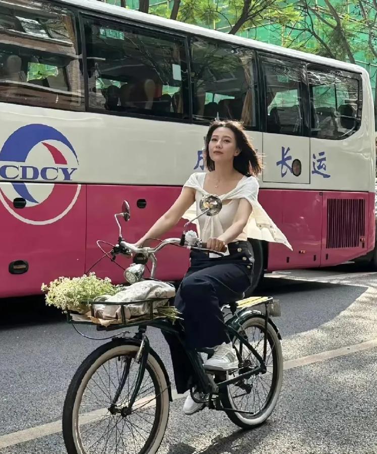 不懂就问，路人镜头下的高圆圆，为什么被捧为国民女神！

高圆圆长得一般般，五官普