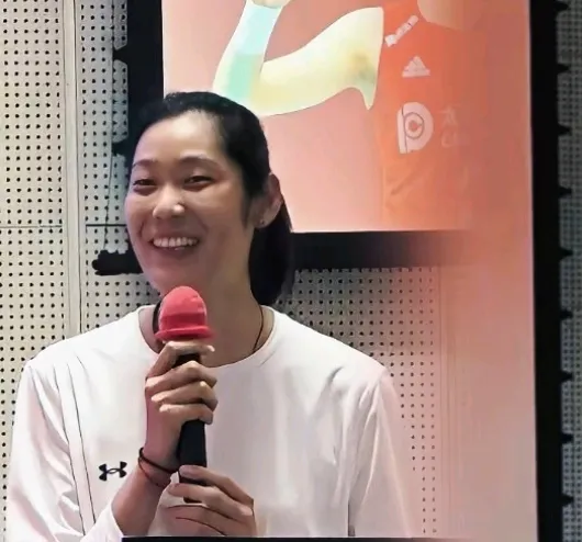 大家注意了！朱婷老师来讲课了，可得认真听讲！

1，咱们得知道，朱婷可是北师大的