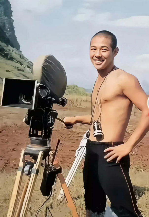 当初稚嫩的李连杰！这个光着膀子的李连杰又阳光又帅气又略带青涩的味道，笑容好治愈，