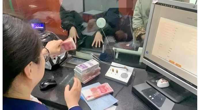 江西鹰潭，一商贩与妻子准备去进货时，先到银行办理了一笔取款25000元的业务。可