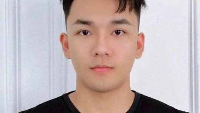 杨泽琪父亲到泰国：要执行3个任务，谈军队指导哽咽，向网友鞠躬