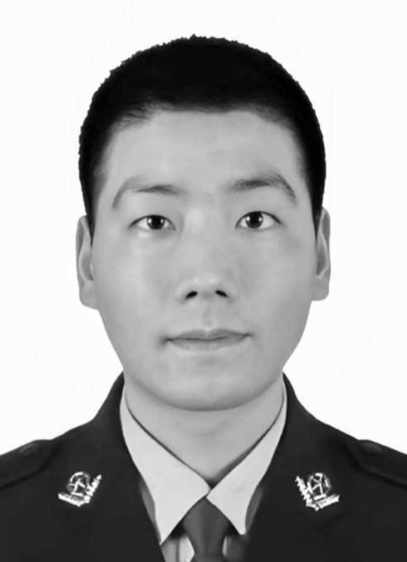 在陕西省汉中市西乡县的深夜里，一位英勇的民警用他的生命谱写了一曲壮烈的赞歌。他就