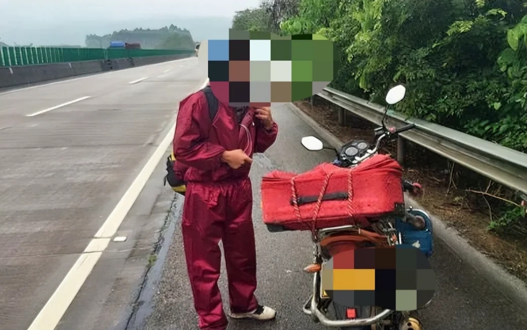 “在应急车道上推摩托车行走也违法！”江苏南通，一男子驾驶摩托车进入高速公路后，因