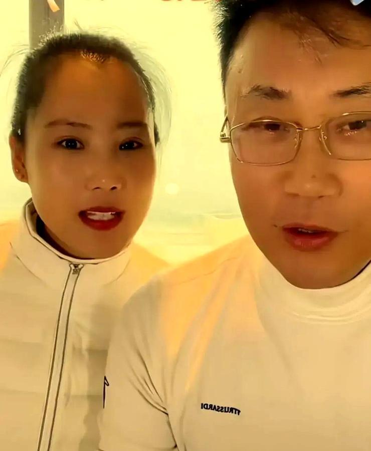 元宵佳节，耿为华和媳妇直播间送祝福！

耿为华：这不是闺女，是新过门的小媳妇！