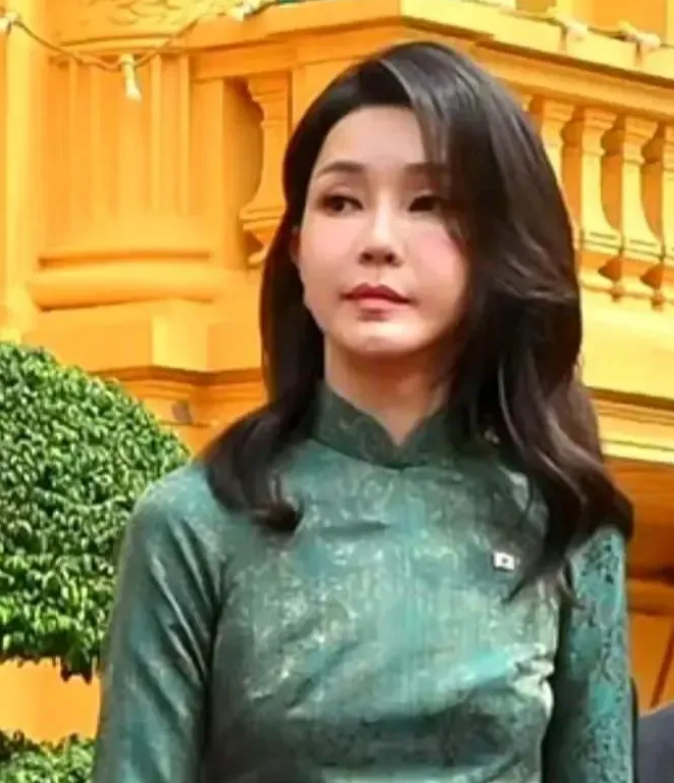 尹锡悦破局之道，金贵妃建希获得特朗普的赴美邀请，向特朗普深夜汇报韩国近期发生的事