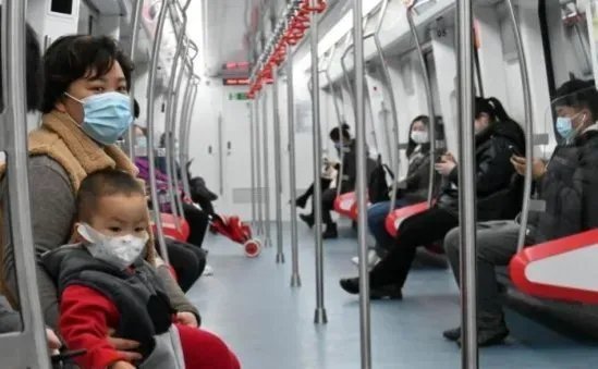 地铁车厢上来一家三代人