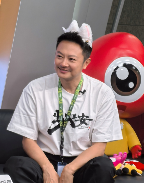 印小天扫楼把电视砸了