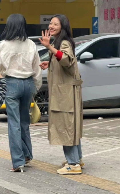 路人最真实的镜头，高圆圆长相一般，不知为何会被吹捧成国民女神?
不懂就问，不要喷