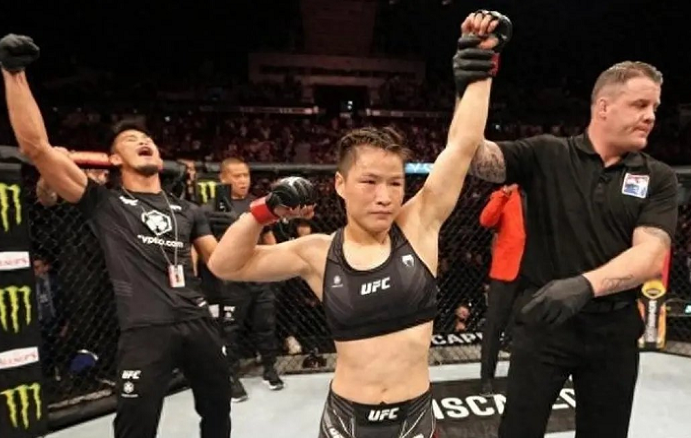 中国女子格斗第一人！张伟丽场内外大丰收，捍卫金腰带，收入超200万美元
张伟丽在