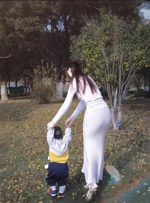 现今，许多女生的生活大致如下：
1.每月收入大约在3000元左右； 
2.骑着价