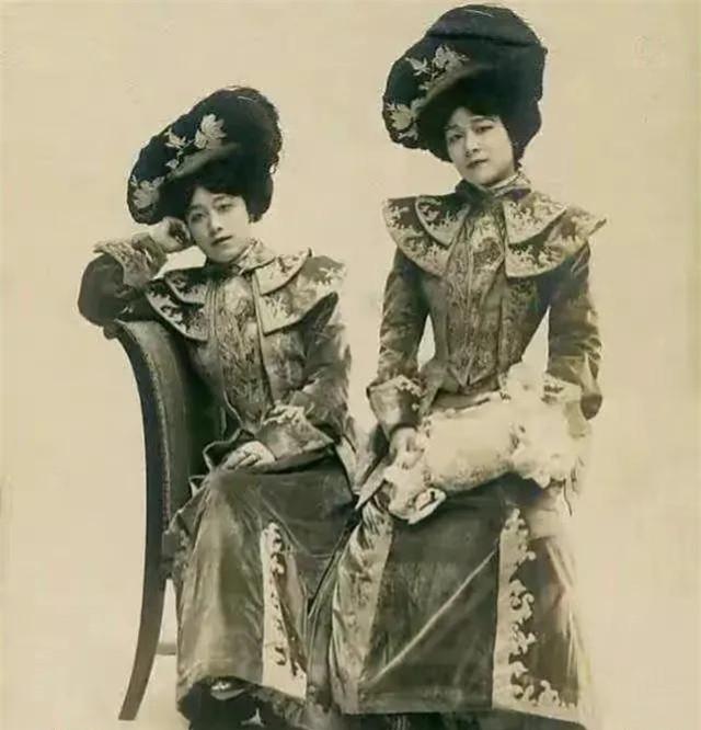 一日，太监总管小德张，突然附在慈禧最宠爱的格格耳边说了一句话。格格勃然大怒，抬手